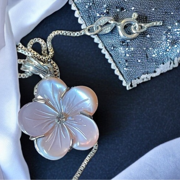 Mother Of Pearl Flower Pendant Diamond Center with 925 Sterling Silver Chain - Picture 1 of 6